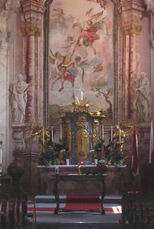 Altar und Wandmalerein in der Kirche